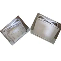 میزتحریرزمینی وتعدادی وسیله و ماشین حساب