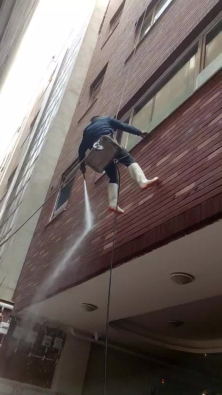 راپل کار در ارتفاع نماشویی پیچ رولپلاک با طناب|خدمات نظافت|قم, انسجام|دیوار