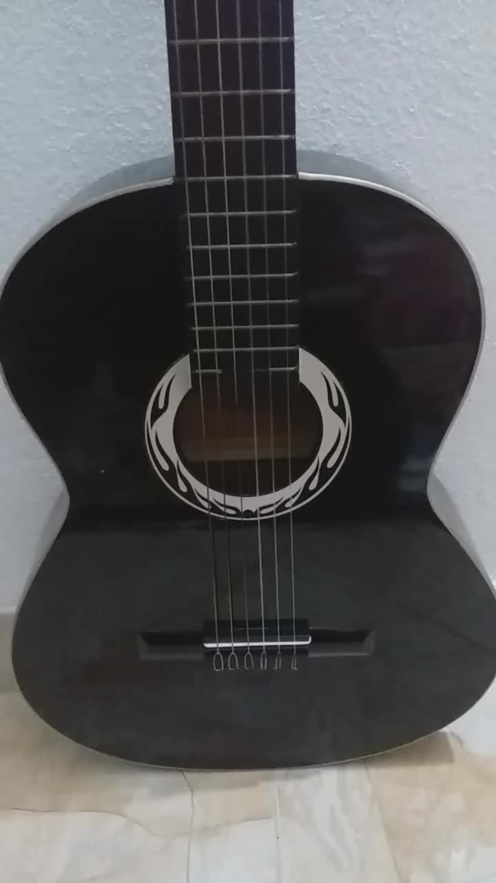 گیتار مشکی سالم نو نو|گیتار، بیس، امپلیفایر|رشت, اسماعیل آباد|دیوار