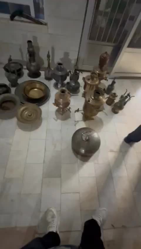 شرابخوری صفوی.سماور زغالی.آفتابه لگن و زنگ زورخانه|کلکسیون اشیاء عتیقه|مهریز, |دیوار