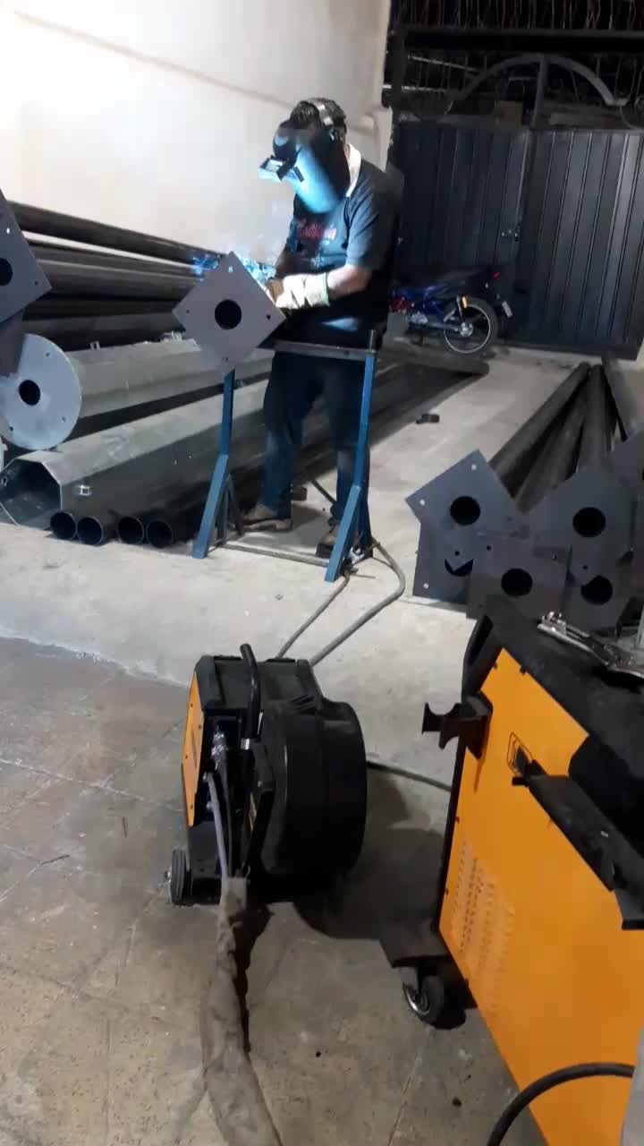 پایه چراغ و برج نوری کد ۱۷۷۱۰۰۰۲|خدمات پیشه و مهارت|آفتاب, |دیوار