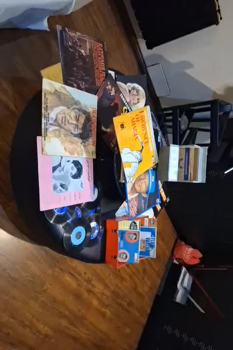 تعدادی صفحات گرامافون قدیمی کلکسیونی کمیاب|کلکسیون اشیاء عتیقه|تهران, اختیاریه|دیوار