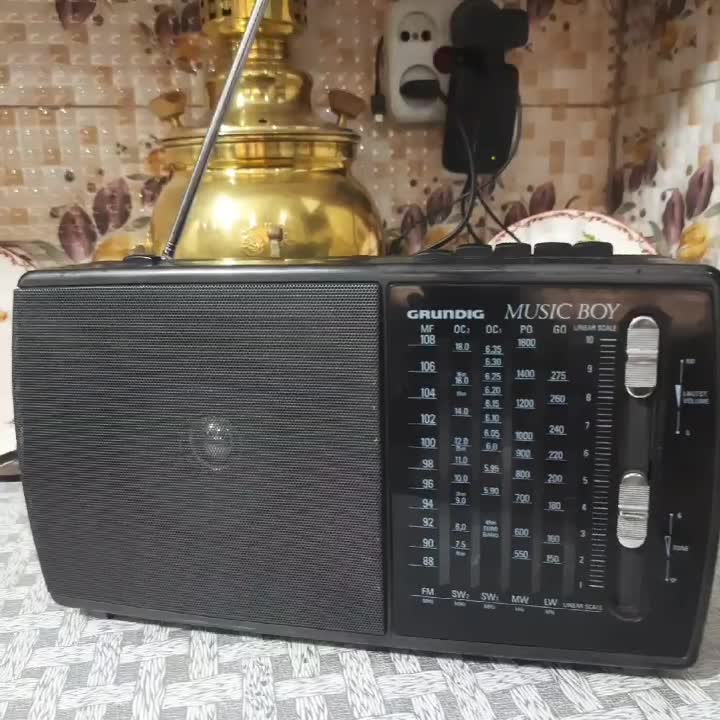 رادیو گروندیک قدیمی سالم و گیرندگی عالی|سیستم صوتی خانگی|مشکیندشت, |دیوار