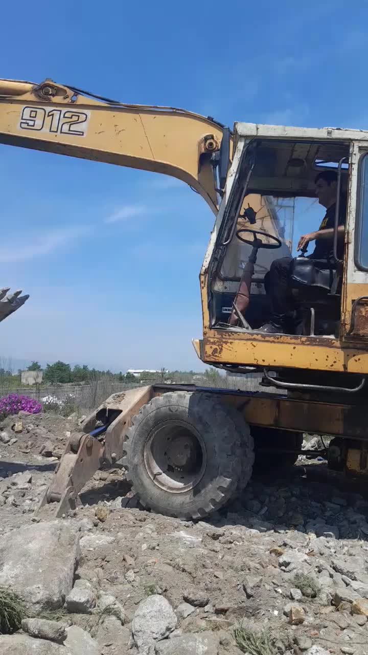 بیل مکانیکی لاستیکی لیپهر ۹۱۲|خودرو سنگین|آستارا, |دیوار