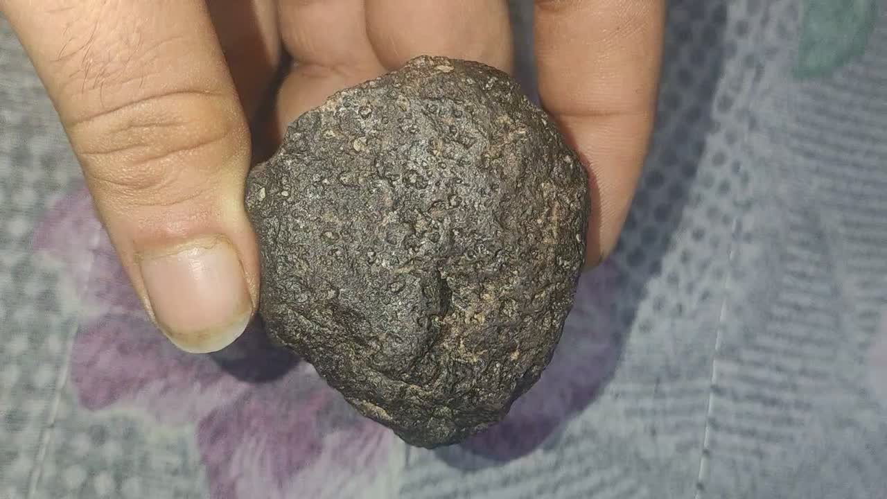 سنگ مشکوک به شهاب سنگ|کلکسیون اشیاء عتیقه|ساوه, |دیوار