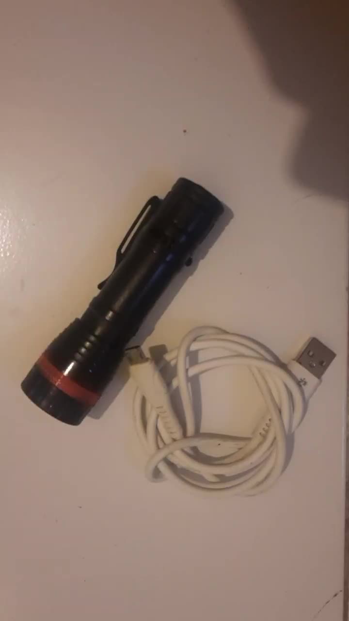 یک عدد چراغ قوه پر نور با شارژر|لامپ و چراغ|زارچ, |دیوار