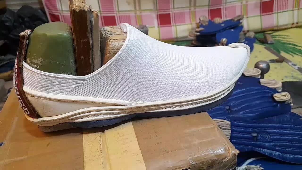 گیوه ملکی خان    بختیاری|کیف، کفش، کمربند|جرقویه, |دیوار