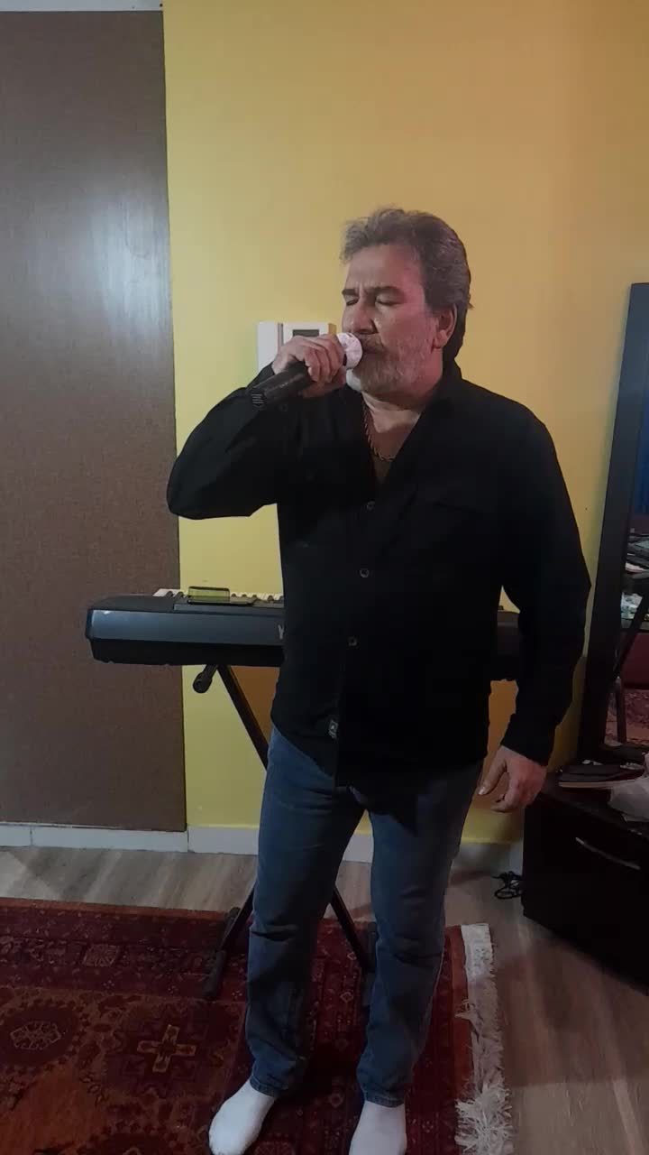 خواننده هستم ، حرفه ای|خدمات پذیرایی، مراسم|تهران, فلسطین (میدان انقلاب)|دیوار