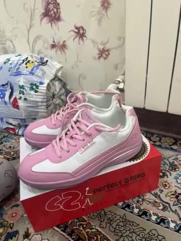 کفش|کیف، کفش، کمربند|تهران, نیروی هوایی (پیروزی)|دیوار