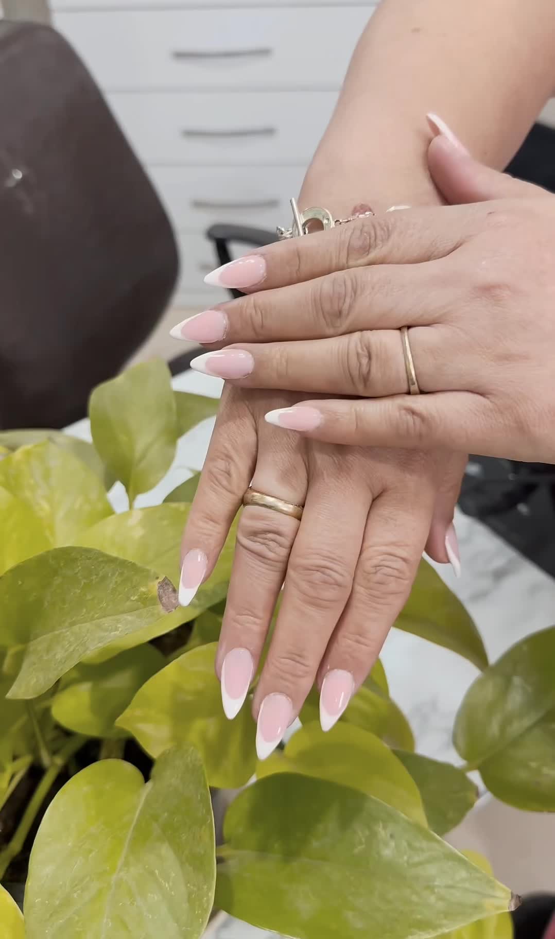 تمام خدمات ناخن با نصف قیمت فقط تا مدت محدود|خدمات آرایشگری و زیبایی|کیاشهر, |دیوار