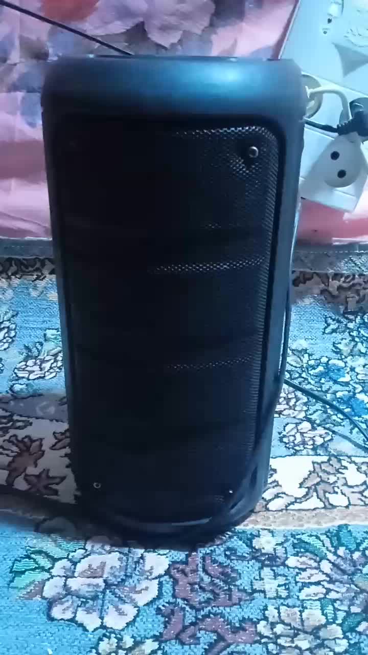 یک اسپیکر|پخش‌کننده همراه|بردسیر, |دیوار