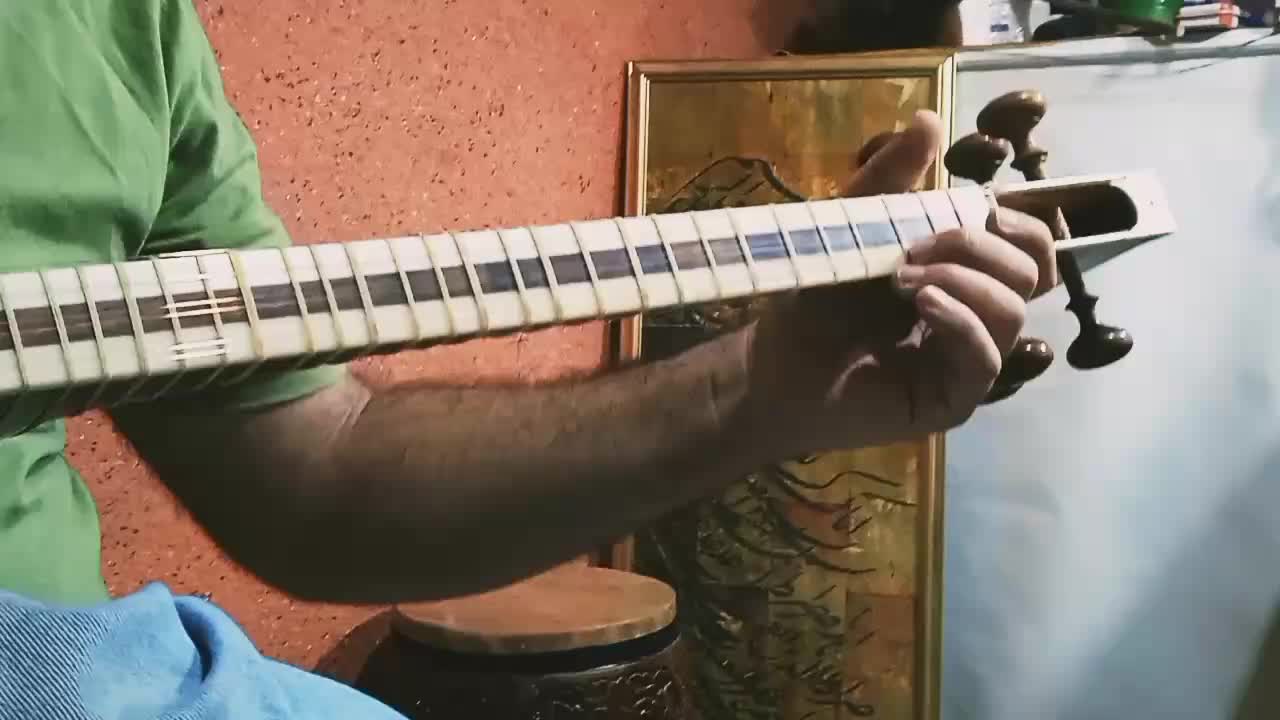 تار  2عدد مناسب اجرا کهنه و مضراب خورده حرفه ای|سازهای سنتی|شهریار, کردزار|دیوار