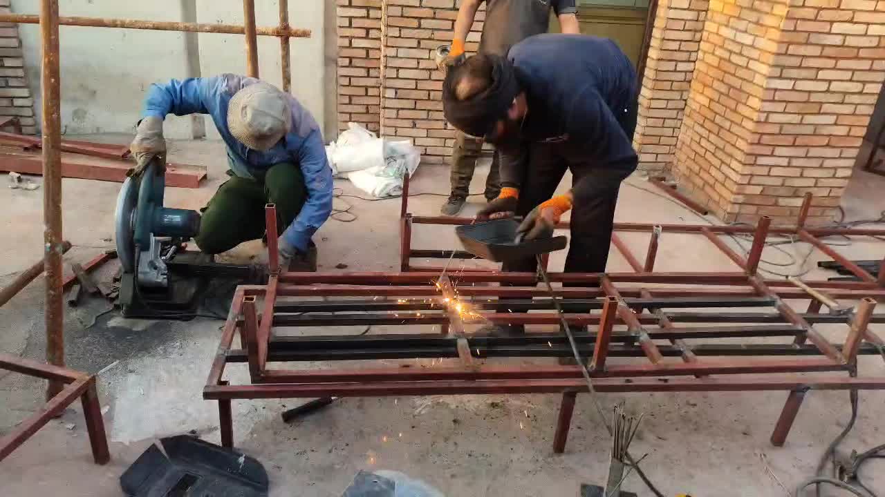 اجرا سقف پلی کربنات و انواع سقف های شیب دار آهنکری|خدمات پیشه و مهارت|قم, انسجام|دیوار