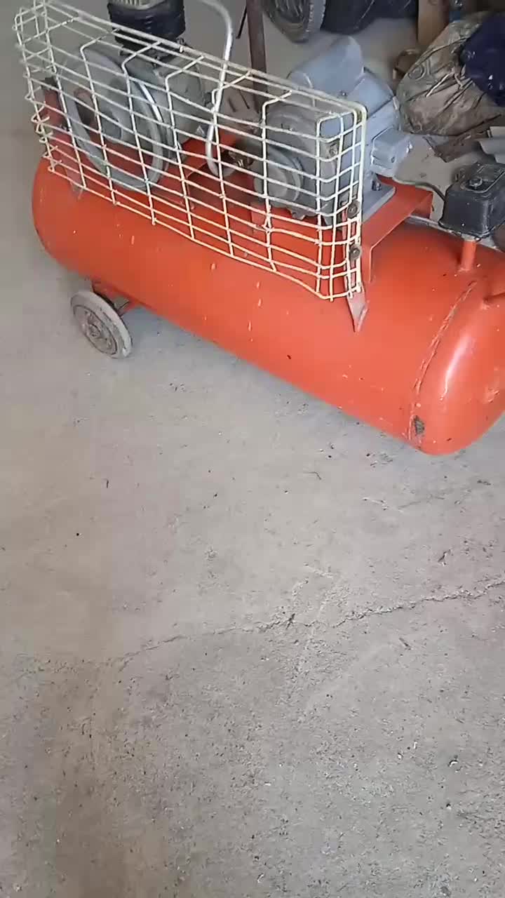 پمپ باد قدیمی|کلکسیون اشیاء عتیقه|قائن, |دیوار