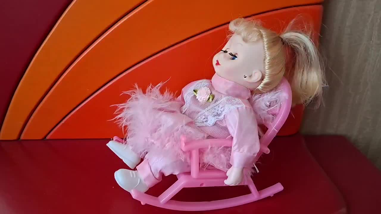 عروسک|اسباب‌بازی بچه|مشهد, دانشجو|دیوار