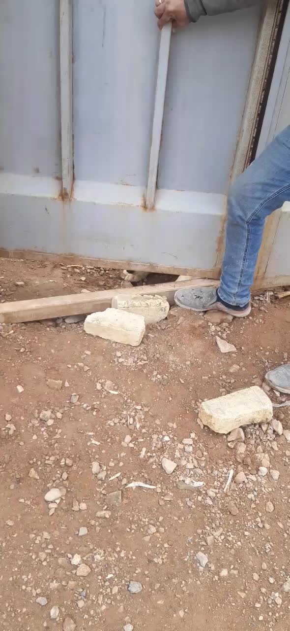 سگ قدرجونی|سگ|اصفهان, باغ فدک|دیوار