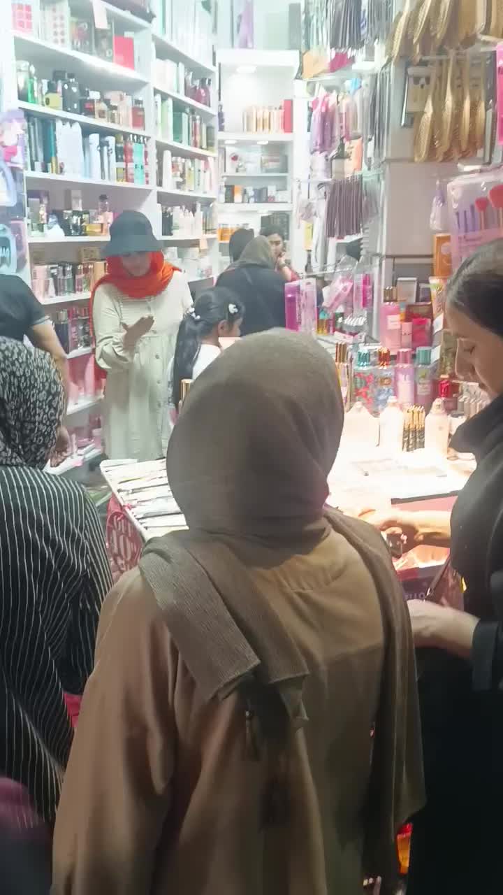 دو فروشنده خانم جهت فروشگاه آرایشی بازار ۱۵خرداد|استخدام بازاریابی و فروش|تهران, بازار|دیوار