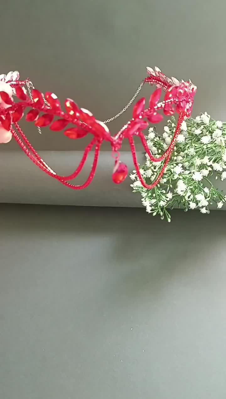 تاج و ریسه|زیورآلات و اکسسوری|رباط‌کریم, رباط‌کریم|دیوار