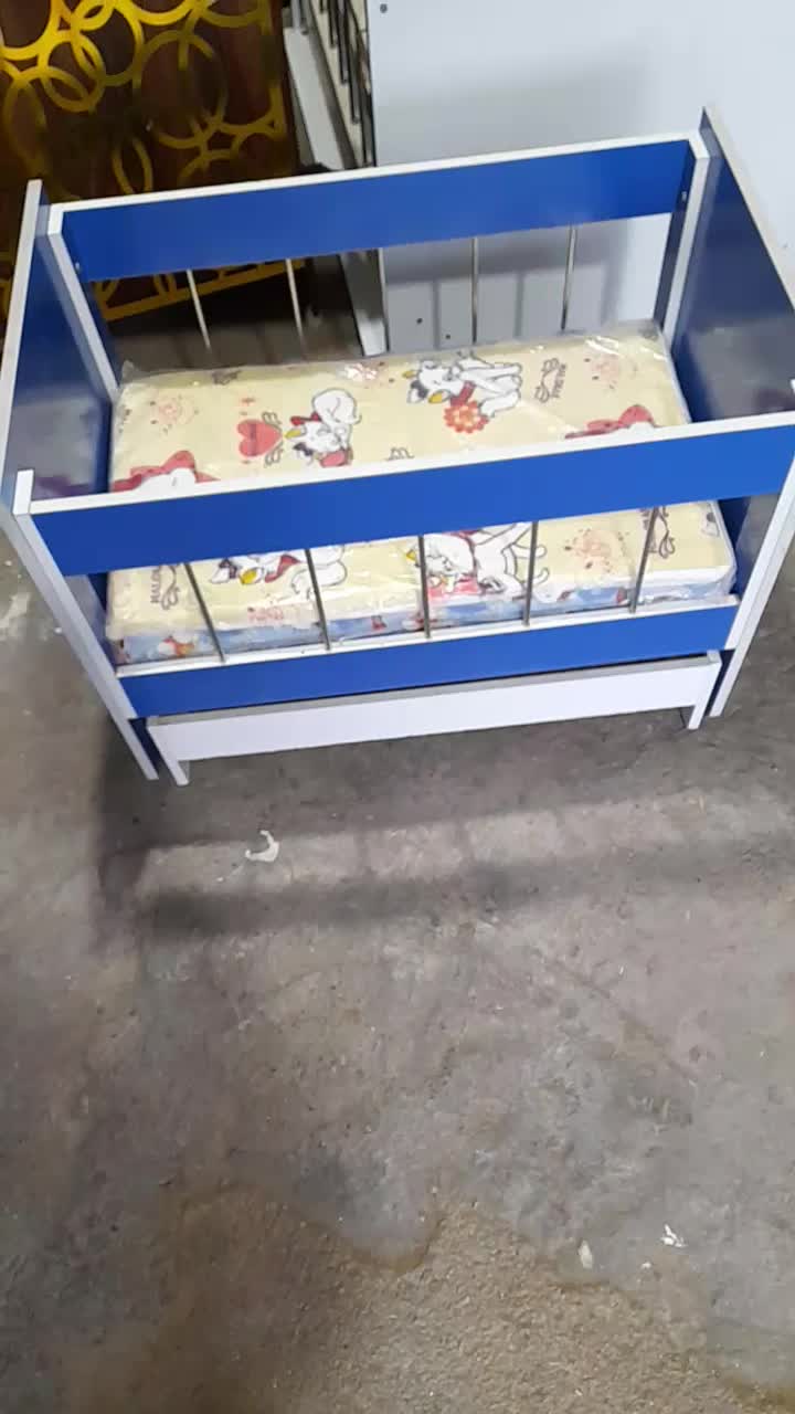 فروش تخت نوزادی بصورت گهواره هم می باشد|تخت و صندلی بچه|قروه, |دیوار
