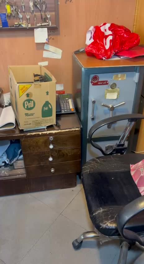 صندلی|ابزارآلات|مشهد, فارغ التحصیلان|دیوار