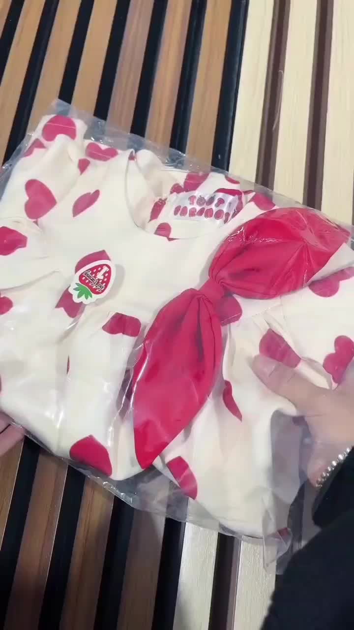 گپ  با تنوع بالا|کفش و لباس بچه|لار, |دیوار