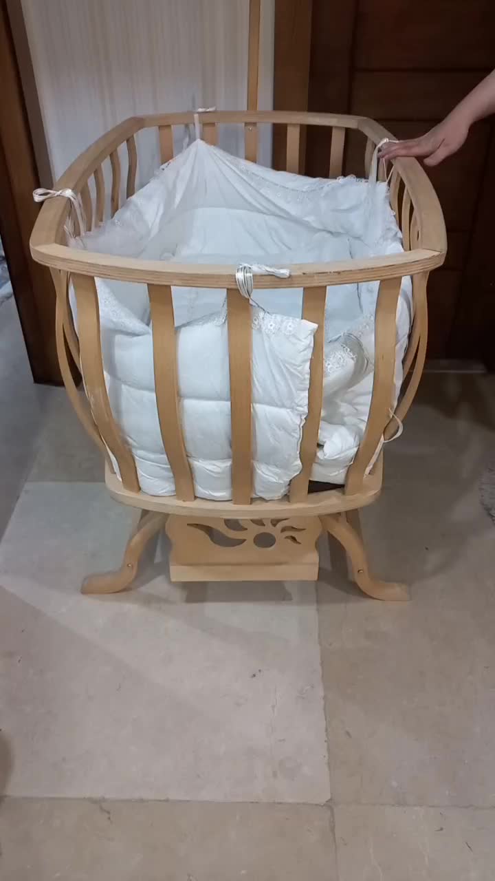 تخت کنار مادر و گهواره سیسمونی|تخت و صندلی بچه|همدان, |دیوار