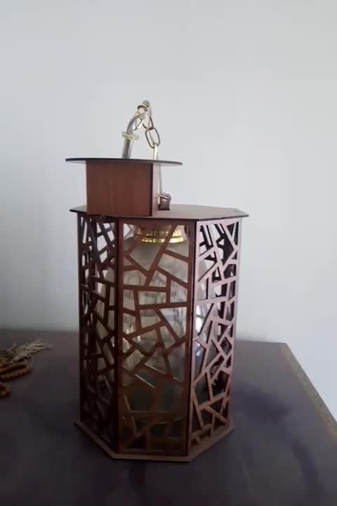 دو عدد لوستر چوبی|لوستر و چراغ آویز|اصفهان, باغ فدک|دیوار