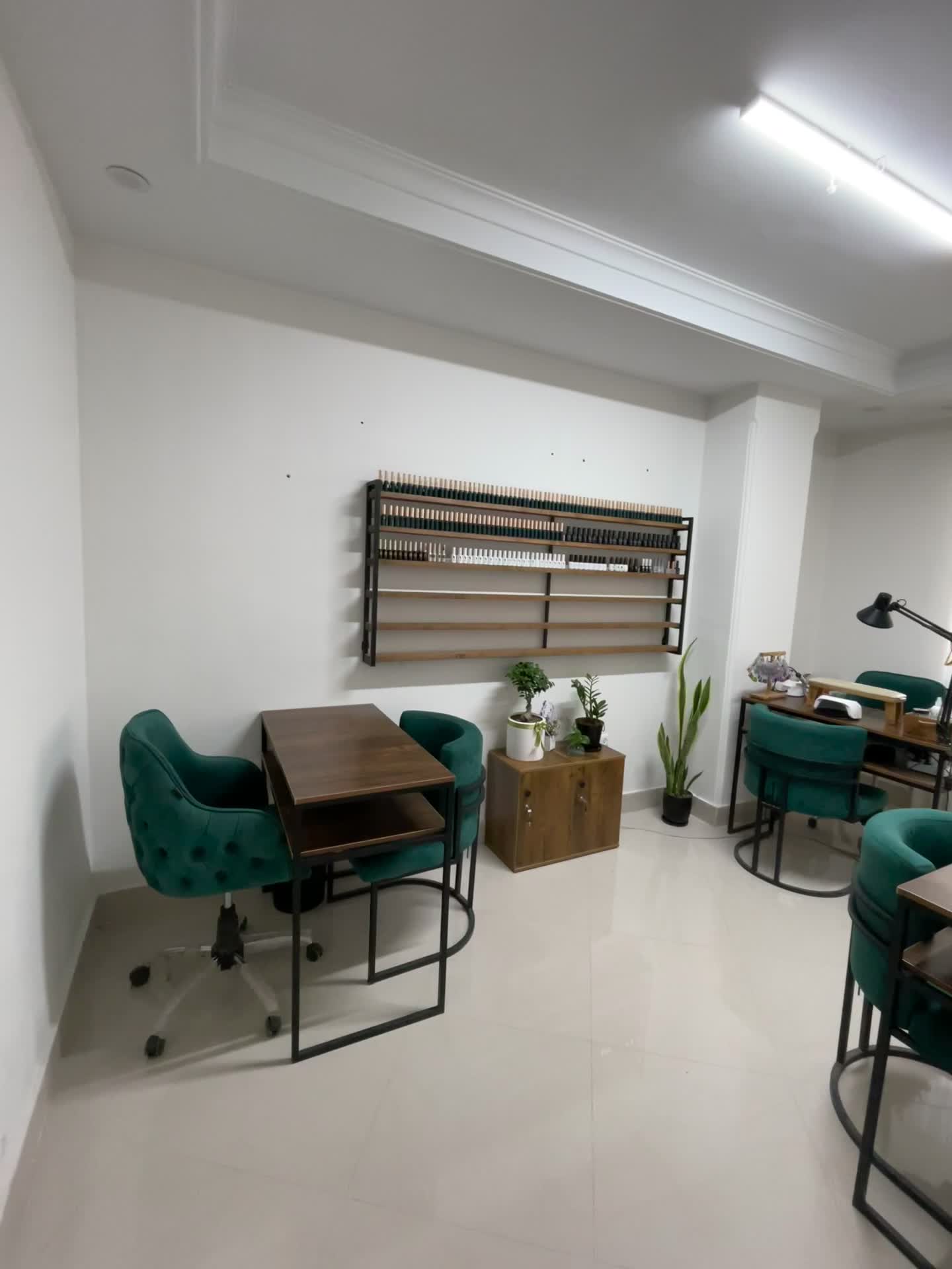 فروش تعدادی میز و صندلی ناخن|آرایشگاه و سالنهای زیبایی|اراک, |دیوار