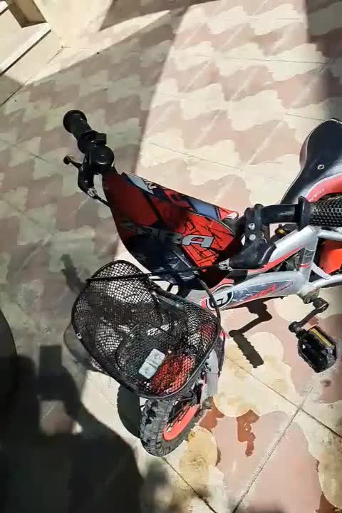 دوچرخه ۱۲|دوچرخه، اسکیت، اسکوتر|صدرا-فارس, فاز ۱|دیوار