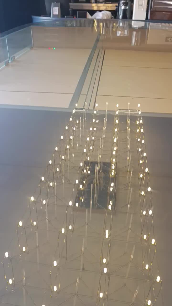 ویترین و میز و صندلی|کافی‌شاپ و رستوران|رشت, کاکتوس|دیوار