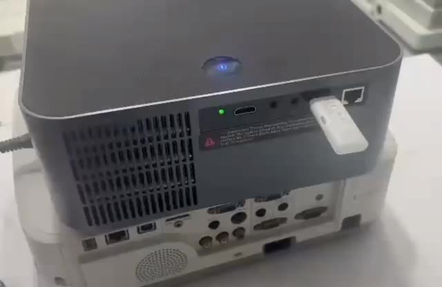 ویدیو پروژکتور اپسون|تلویزیون و پروژکتور|اصفهان, برازنده|دیوار