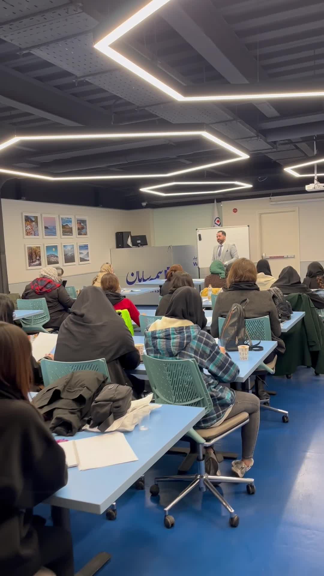 استخدام کارشناس اداری و پشتیبانی تلفنی (خانم)|استخدام اداری و مدیریت|تهران, ایرانشهر|دیوار