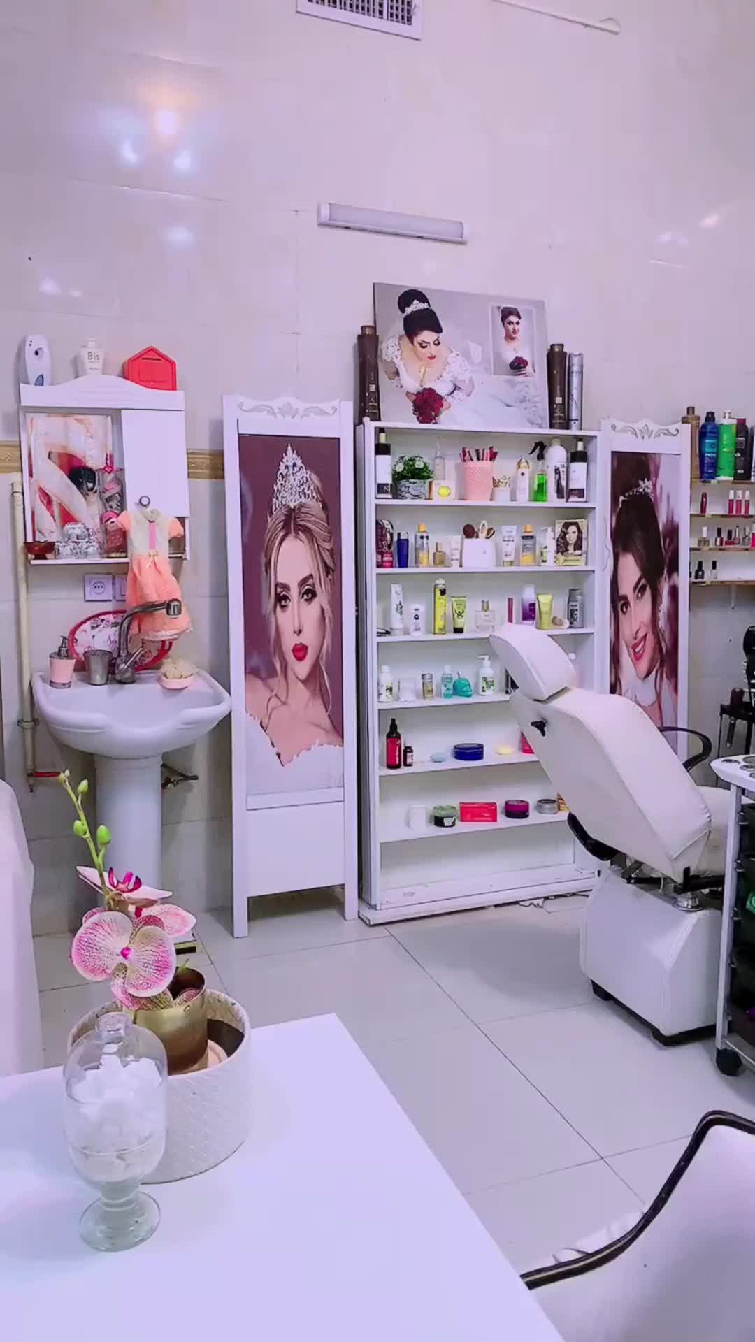 واگذاری کلیه لوازم ارایشگاه بسیارشیک سفیدطلایی|آرایشگاه و سالن‌های زیبایی|بافق, |دیوار