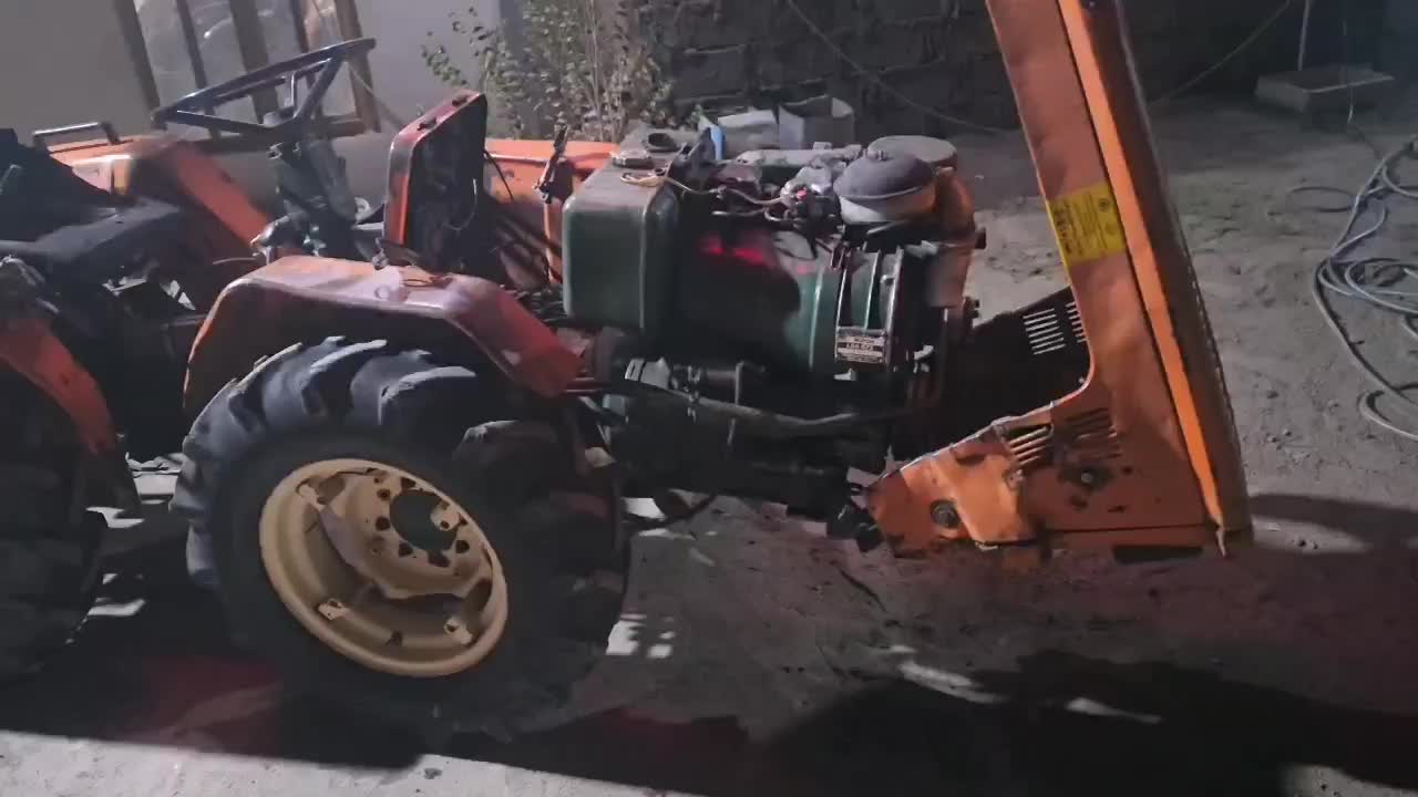 تراکتور گلدونی کمرشکن 230 ایتالیایی مدل 68|ماشین‌آلات صنعتی|کرمان, |دیوار