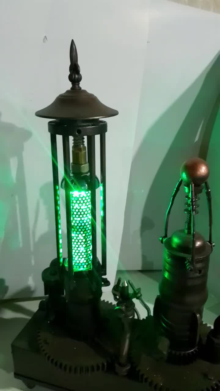 یک چراغ رومیزی دکوری طراحی شبیه ماشین بخار قدیمی|صنایع دستی و سایر لوازم تزئینی|تهران, فتح|دیوار