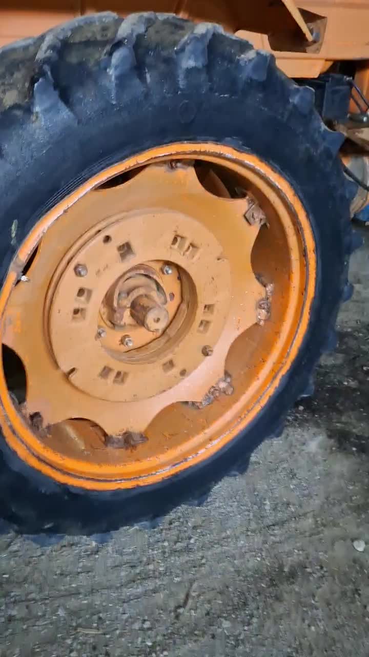 تراکتور رومانی درجه یک  با گاو اهن|خودرو سنگین|زالیان, |دیوار