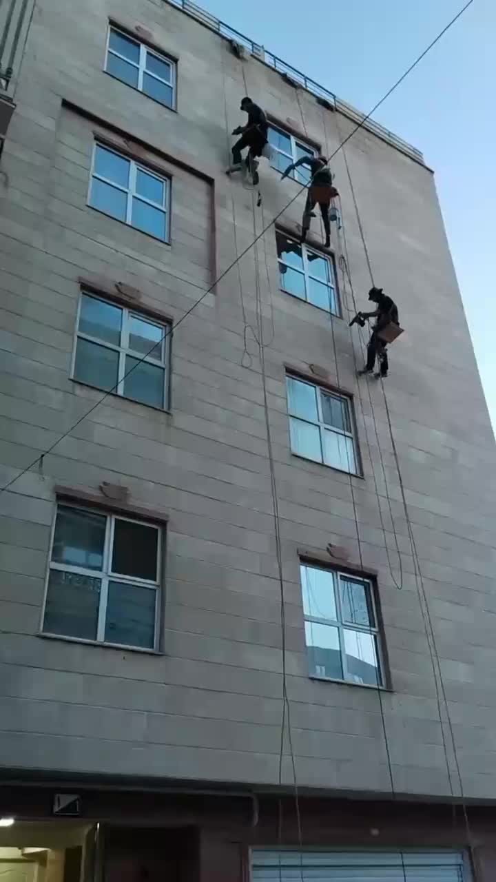 راپل کار در ارتفاع با طناب بدون داربست پیچ رولپلاک|خدمات پیشه و مهارت|تبریز, |دیوار