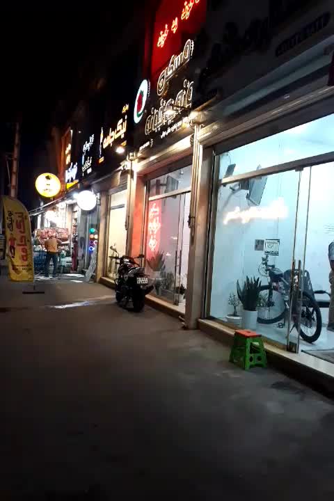 رهن مغازه به متراژ حدود ۲۸متر کف و۲۷متر بالکن|اجارهٔ مغازه و غرفه|رشت, حسین آباد|دیوار