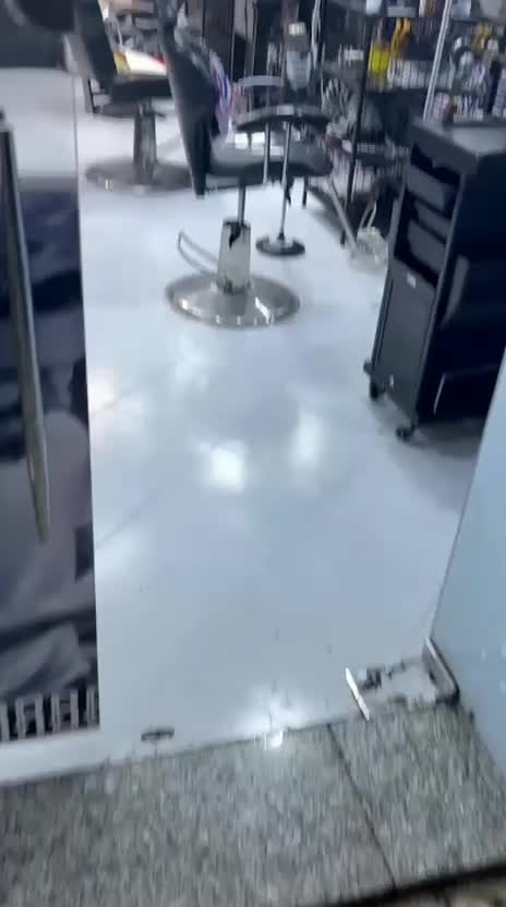 آرایشگاه مردانه با تمام امکانات ووسایل واگذارمیشود|آرایشگاه و سالنهای زیبایی|اهواز, ۳۰ متری|دیوار