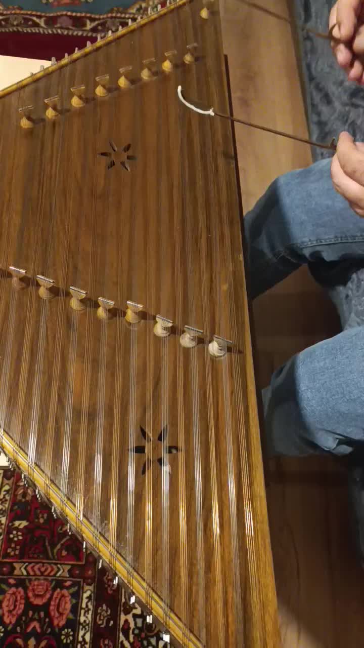 سنتور چوب تمام گردو سه مهر فوق العاده خوش صدا|سازهای سنتی|اصفهان, باغ دریاچه|دیوار