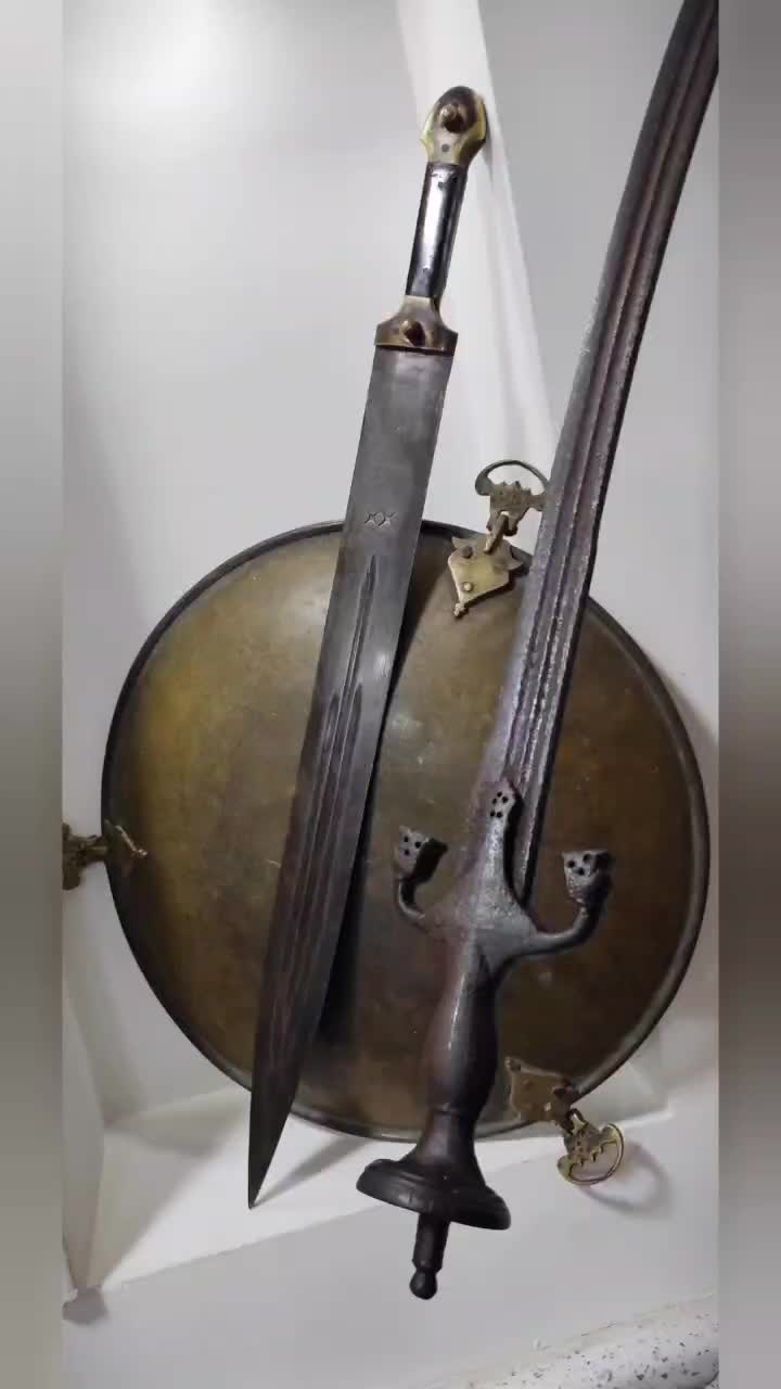 شمشیر سپر قدیمی عتیقه کلکسیونی. کلاه خود اشانتیون|کلکسیون اشیاء عتیقه|نکا, |دیوار