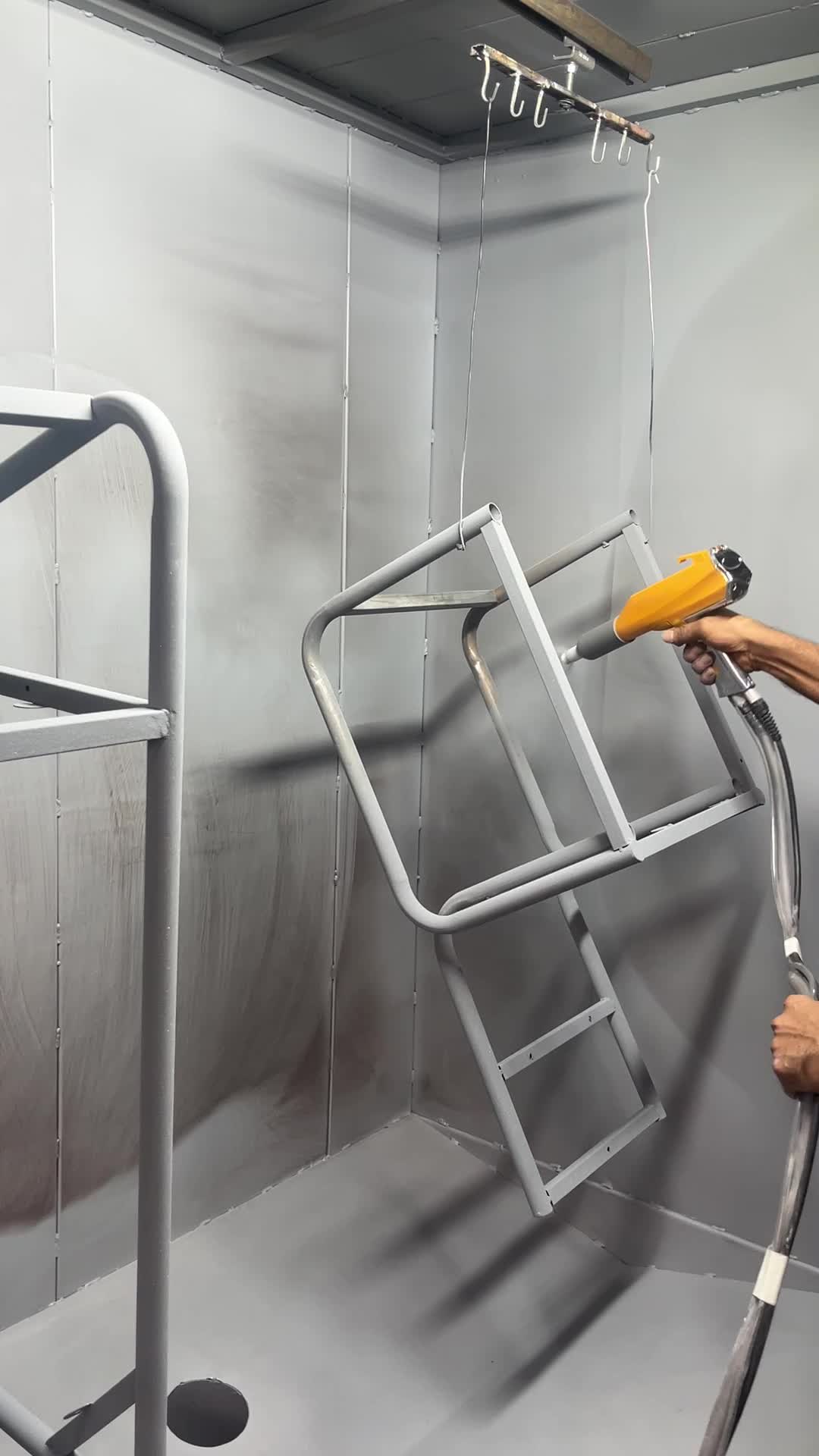 رنگ کورهای مبل،نرده وقطعات فلزی در قم رنگ استاتیک|خدمات پیشه و مهارت|قم, کوه سفید|دیوار