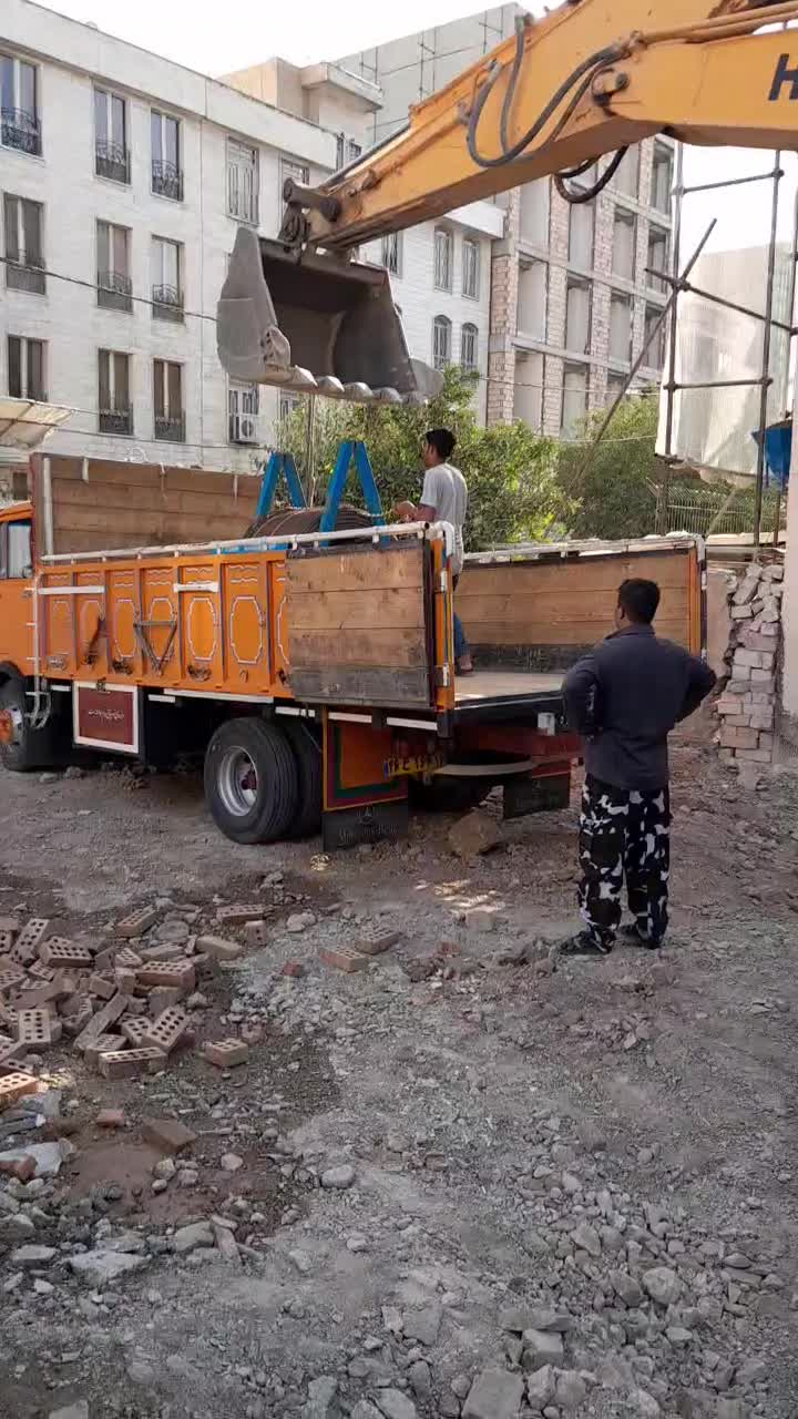 خاور روباز دارم دنبال باربرگشتی ازقشم به سمت تهران|خدمات حمل و نقل|قشم, |دیوار