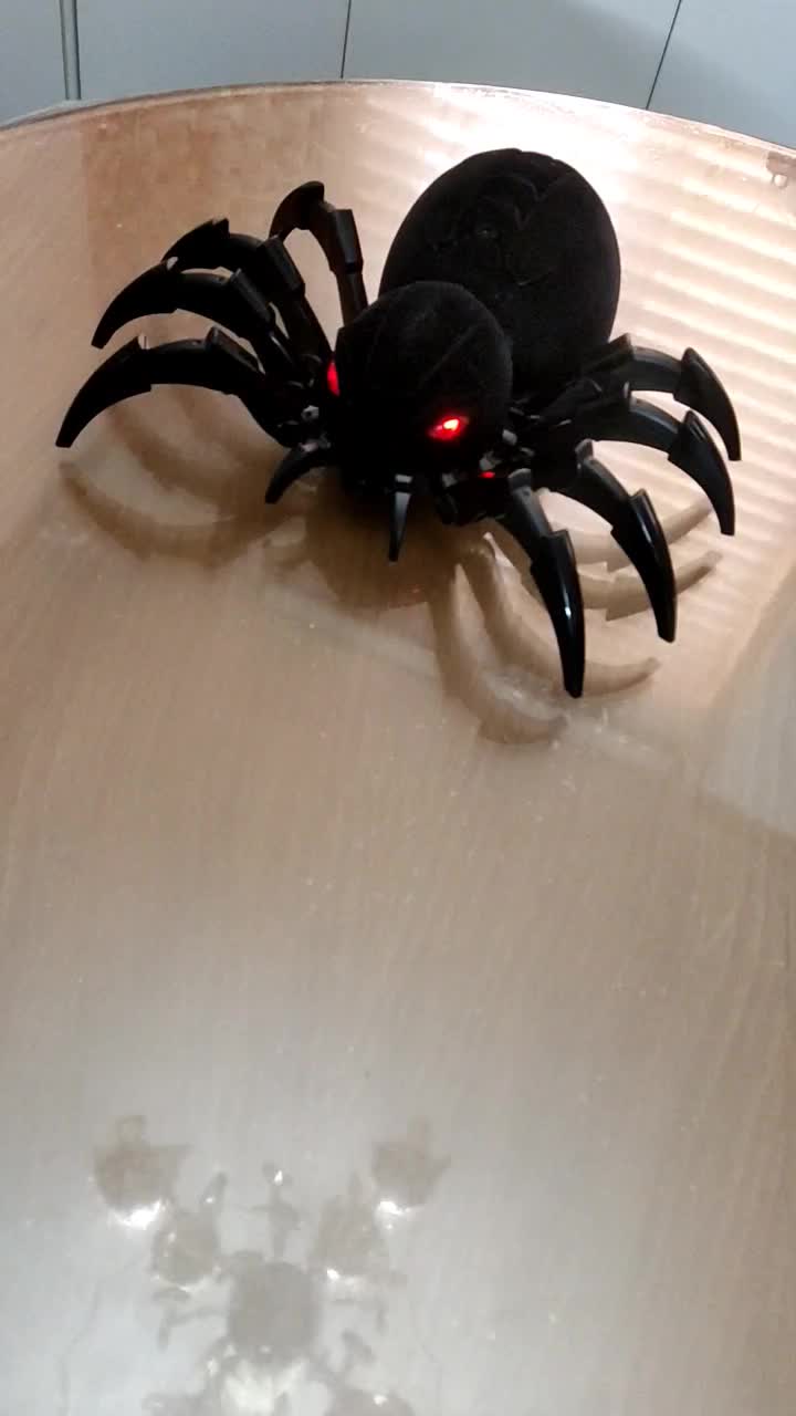 عنکبوت کنترلی دود زا|اسباب‌بازی بچه|باقرشهر, |دیوار