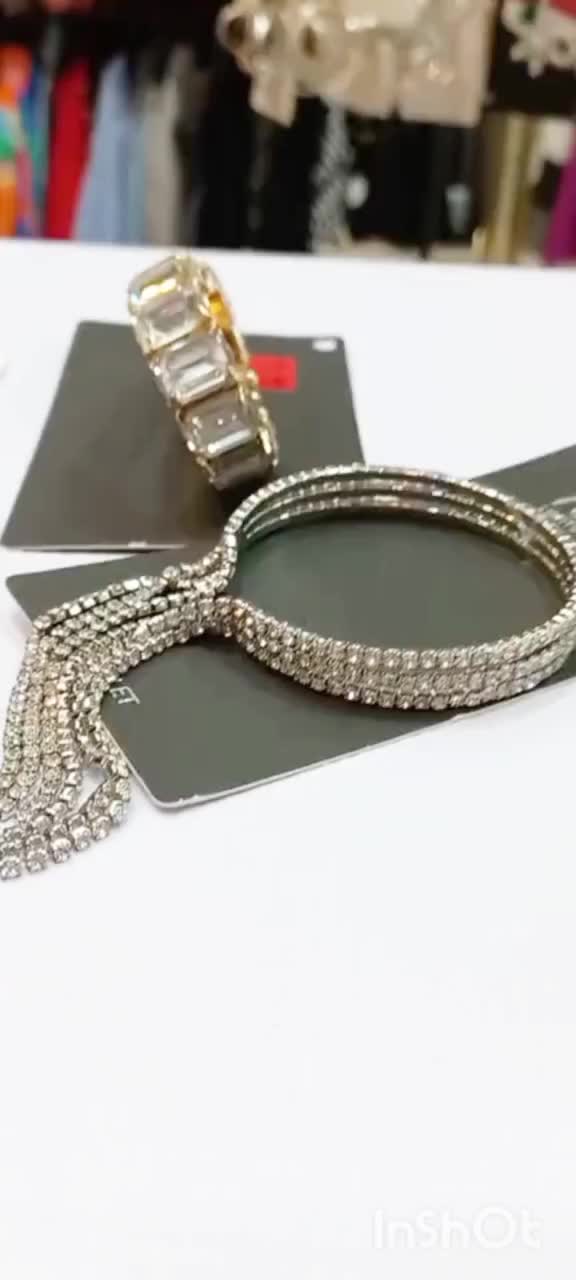 گالری آوین|لباس|بروجرد, |دیوار