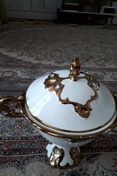 جا شکلاتی فقط ی ذره رو درش شکسته داخل عکس مشخصه|ظروف سرو و پذیرایی|نجف‌آباد, گلدشت|دیوار