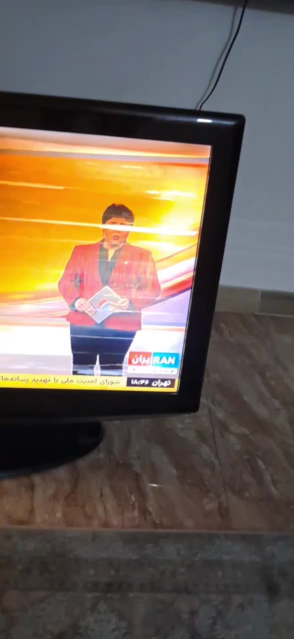 دوعدد تلوزیون همراه میز دوعدد اتو تکی هم به فروش م|تلویزیون و پروژکتور|رودبنه, |دیوار