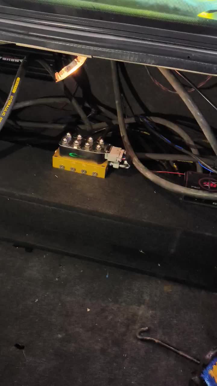 پنوماتیک تک موتور پک فول|قطعات یدکی و لوازم جانبی|قروه, |دیوار