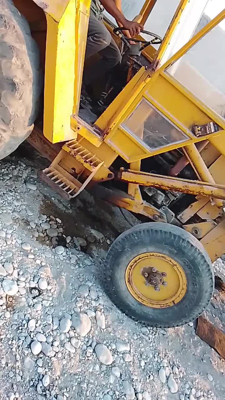 یک دستگاه بیل بکهو|ماشینآلات صنعتی|خمیر, |دیوار