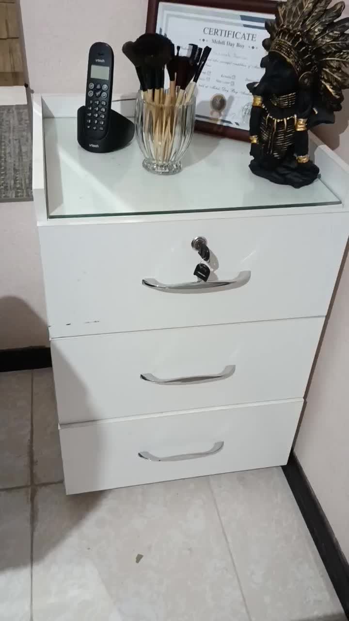 آیینه قدی و ترولی چوبی سفید، تمیز|آرایشگاه و سالن‌های زیبایی|پردیس, فاز ۳|دیوار